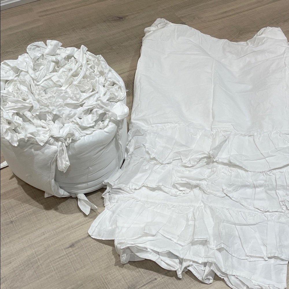 CRIB Pottery Barn Kids White Ruffled Bedding Set